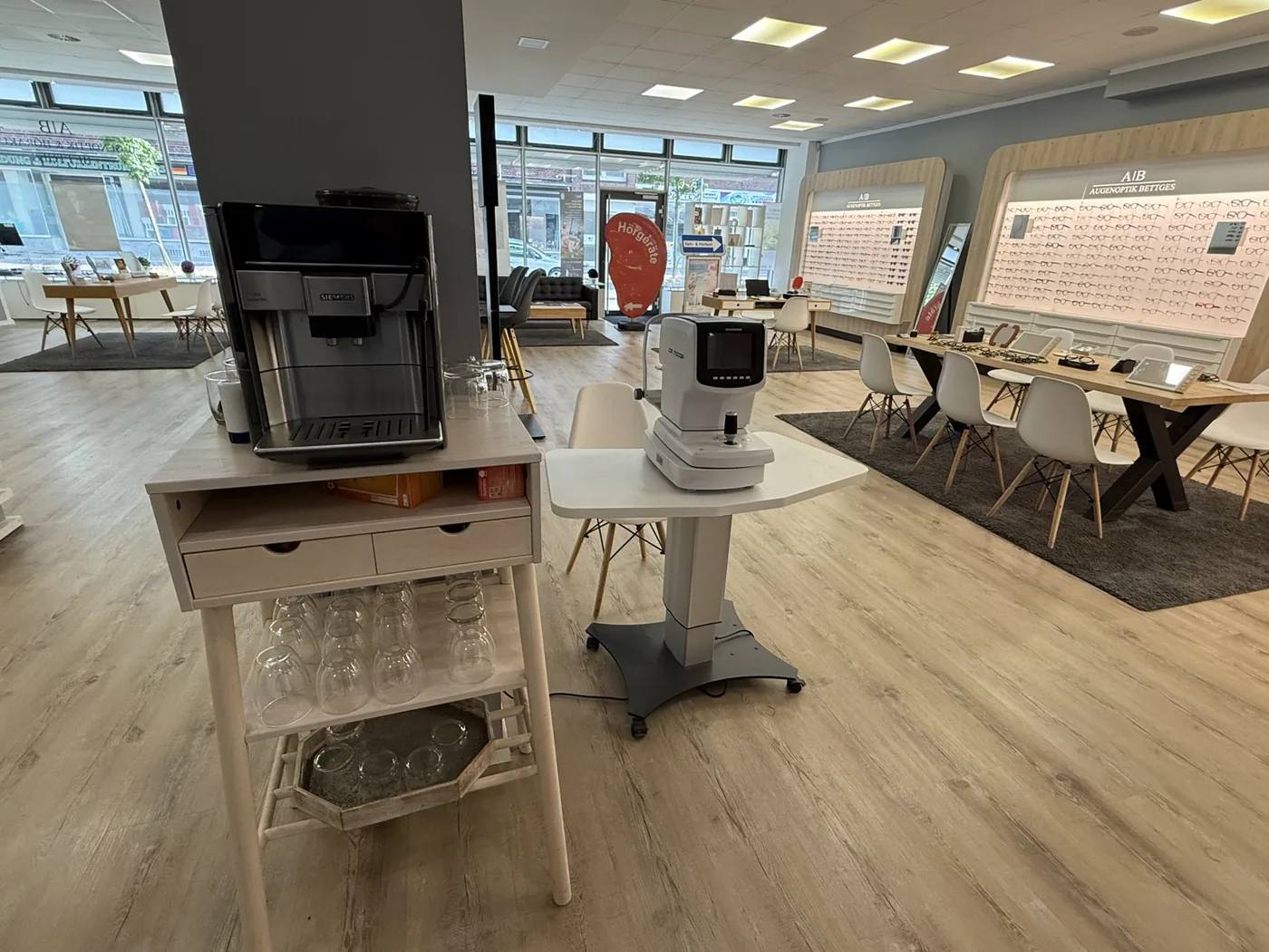 Kaffeeservice und Beratungsbereich im Fachgeschäft